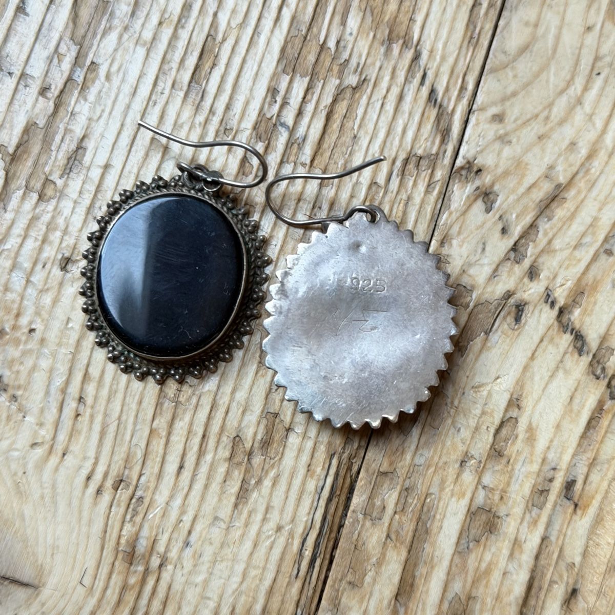 Ohrringe & -stecker: Silberohrringe mit schwarzem Stein – Gebraucht aus Donat von troja007 1