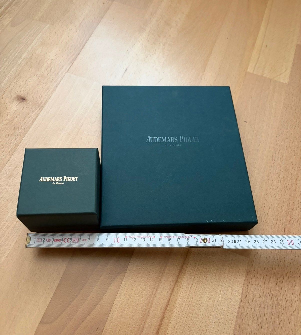 Audemars Piguet Orologi: 2 Audemars Piguet Boxen plus 4 Papiertaschen – Usato da Etoy venduto da Diadefin