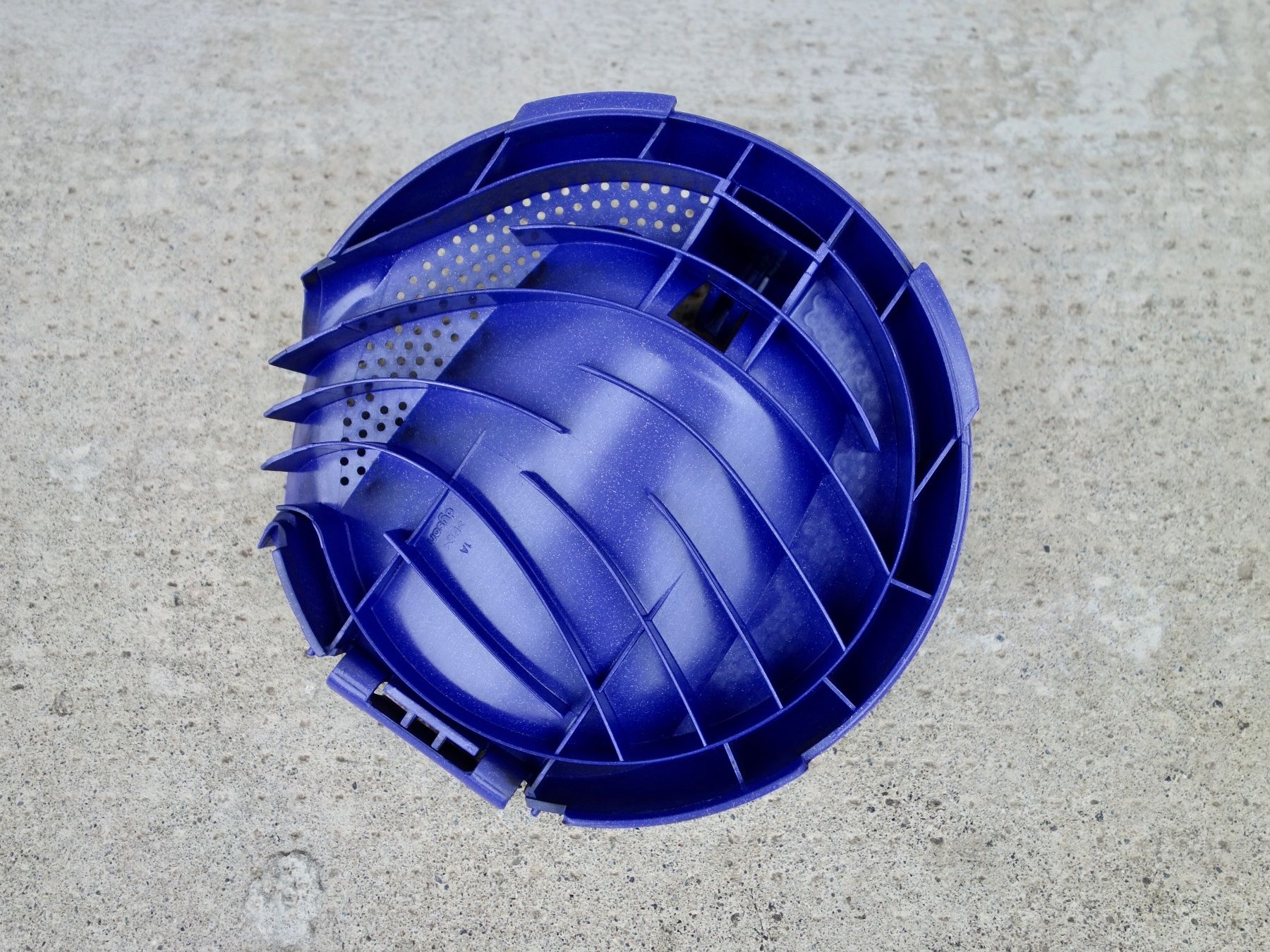 Dyson Aspirapolveri & Accessori: DYSON DC08 Staubsauger Ersatzteil Deckel Filter Abdeckung – Usato da Kerzers venduto da zimmergruen 1