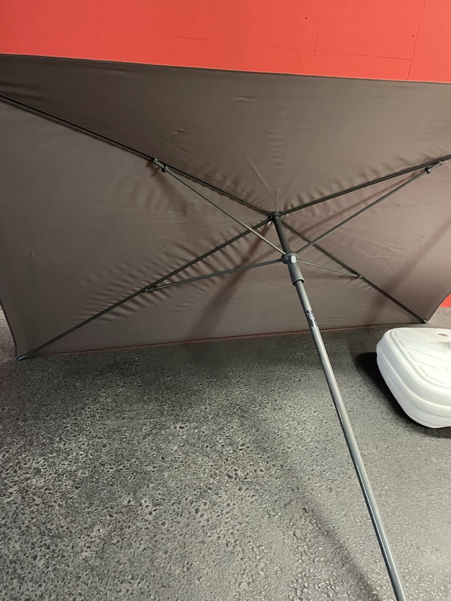 Altro per Eventi aziendali & Feste: Marktschirm Sonnenschirm neigbar Farbe grau mit Ständer – Nuovo (secondo la descrizione) da Emmenbrücke venduto da Ladyboutique 7