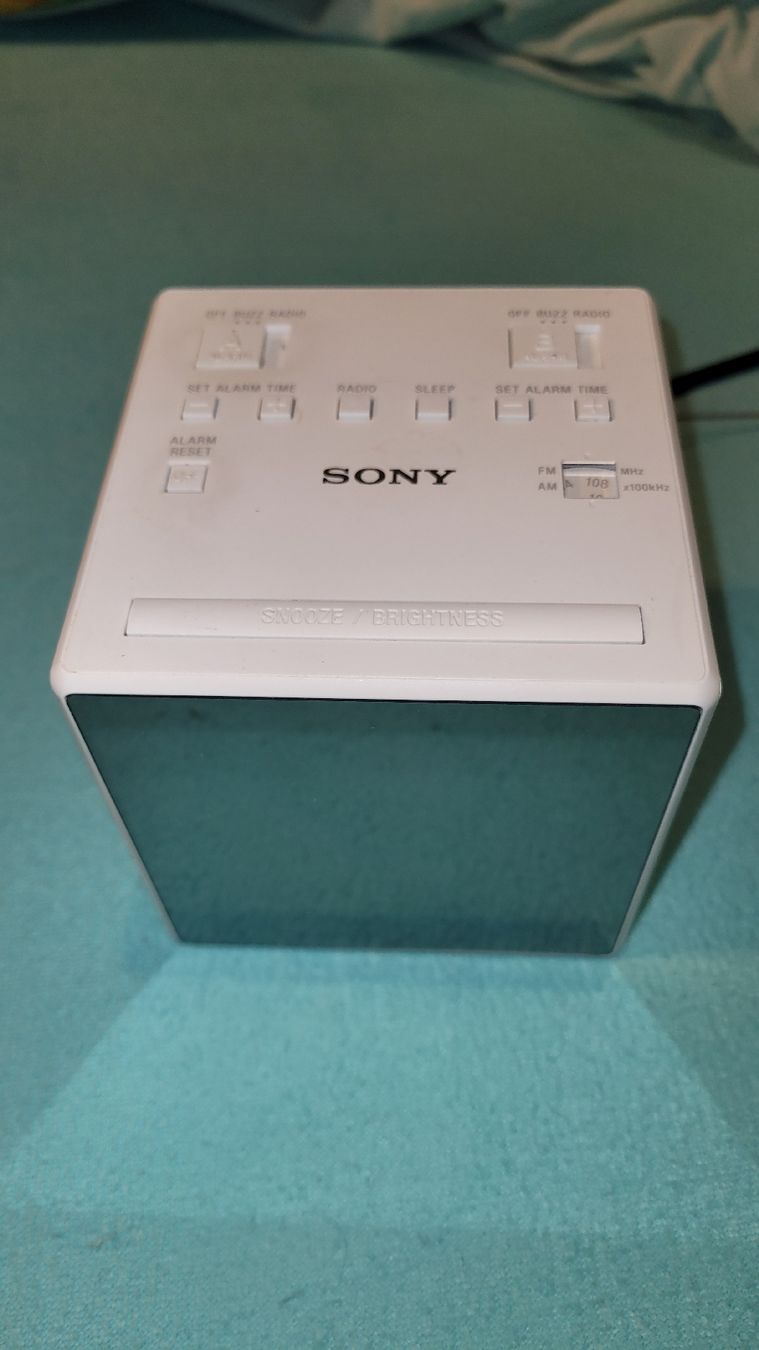 Sony Réveils: Radio-réveil Sony Cube – D'occasion à Genève par Whinot