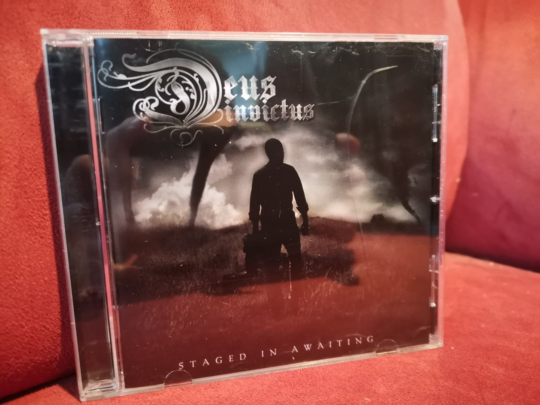 CD: Deus Invictus Staged In Awaiting CD – Nuovo (secondo la descrizione) da Zofingen venduto da noise123