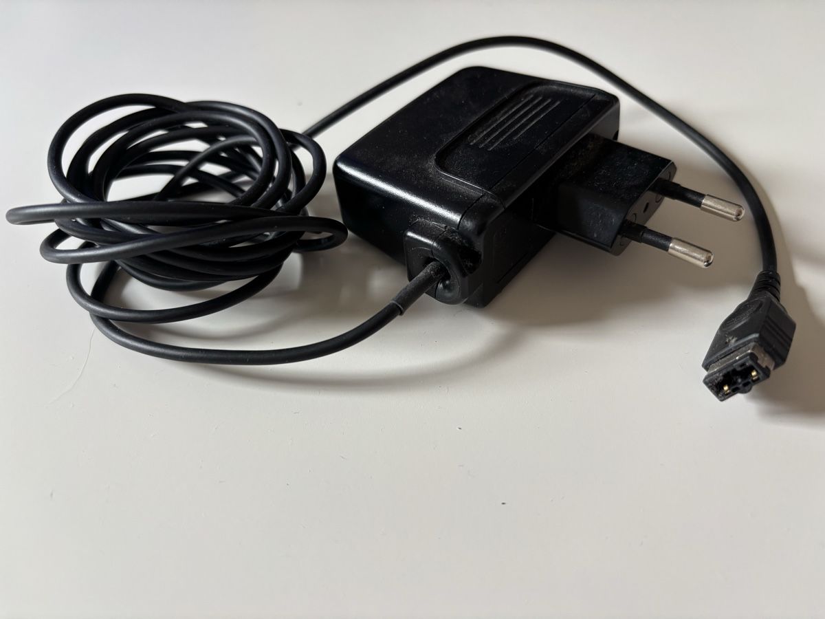Nintendo Adattatori & Cavi: Nintendo DS Game Boy Charger  – Usato da Genève venduto da gai_w7bf 1