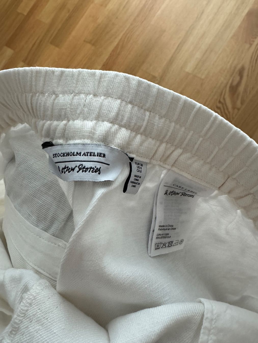 Other Stories Pantaloni: &otherStories kurze Leinenhose weiss Gr. 38 – Usato da Klingnau venduto da Vdado 2