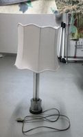Antike Tischlampe mit Glasfuss