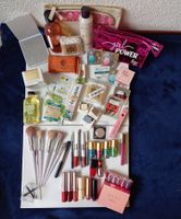 Lot de maquillages et cosmétiques