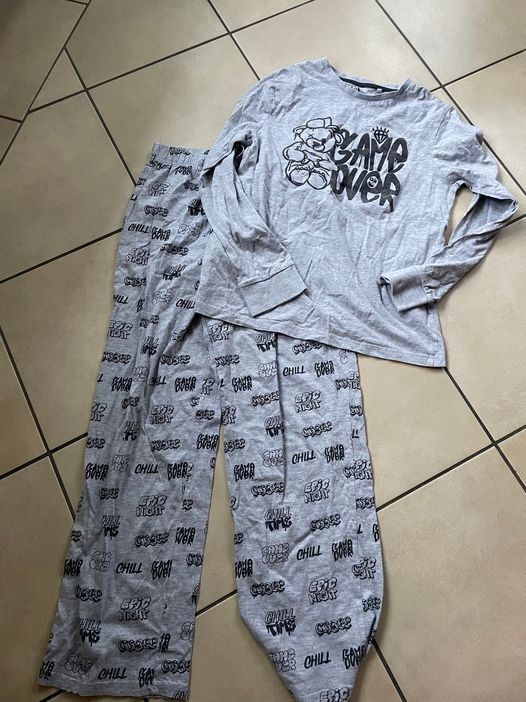 C&A Pigiama & Simili: Kinder Junge Pyjama 170 grau Game over C&A – Usato da Bergdietikon venduto da antovale