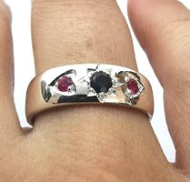 Ring mit Saphir und Rubine im herz gefasst