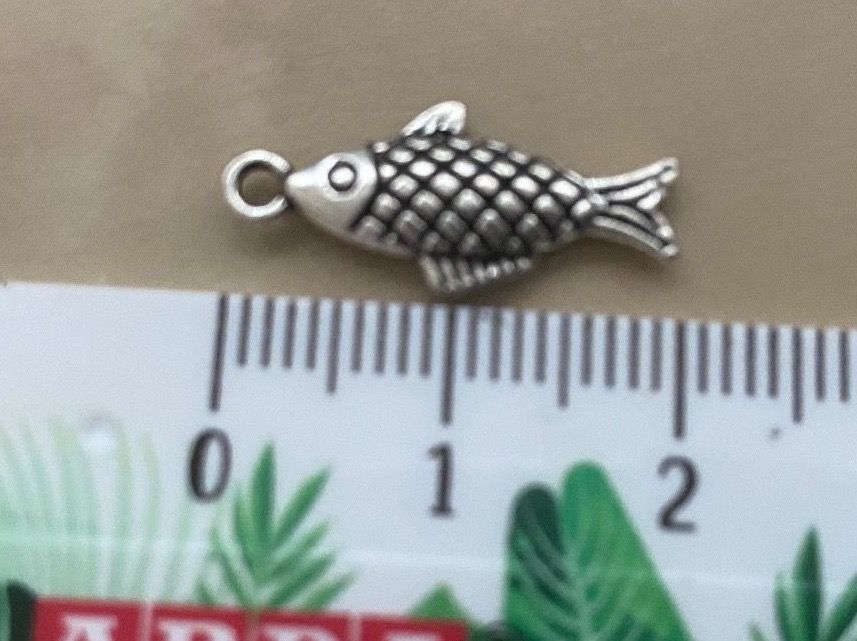 Perle (finte): Schmuck basteln silberfarbig kleiner Fisch – Nuovo e nell'imballaggio originale da Luzern venduto da waterfront1