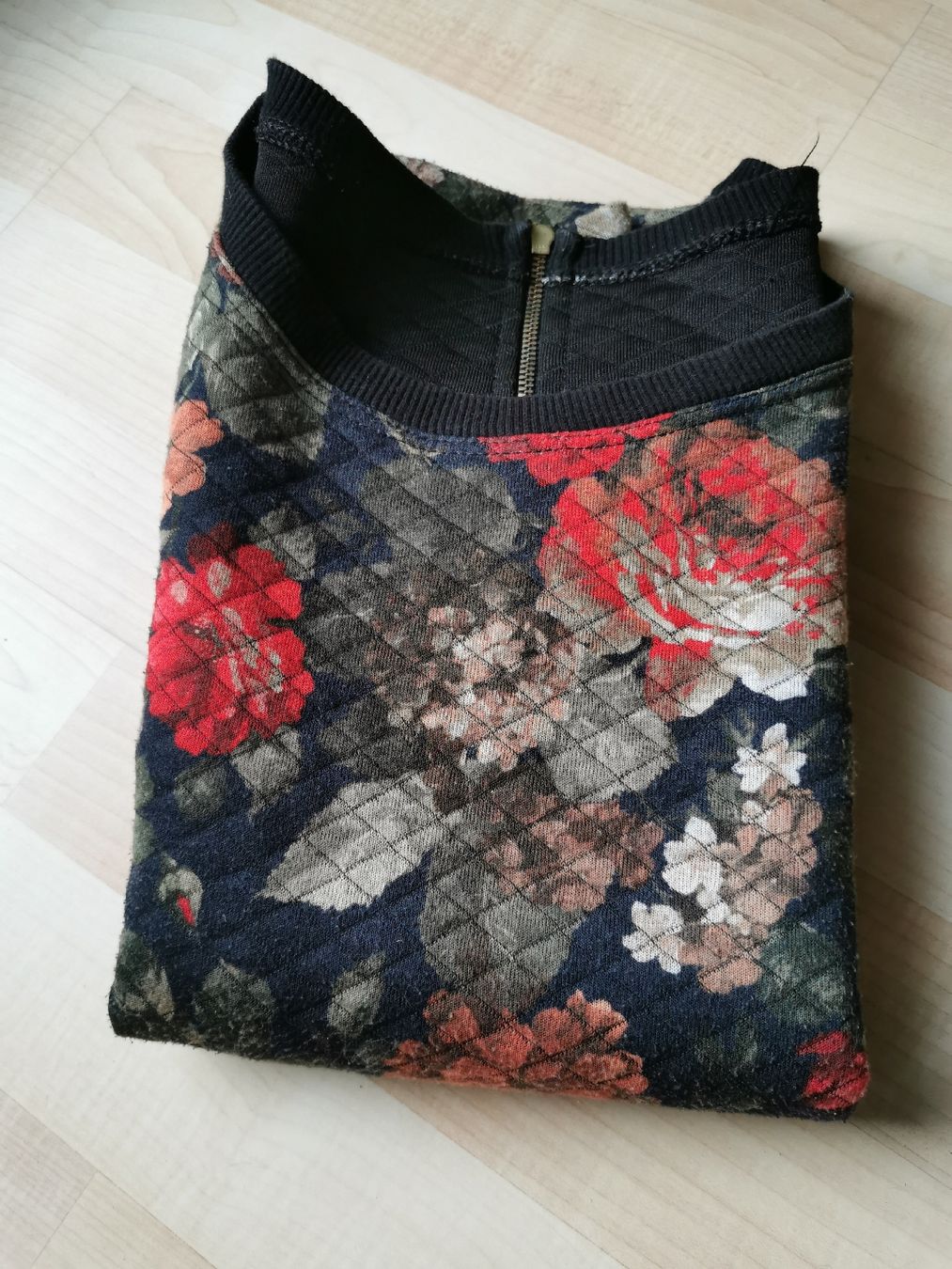 Maglioni & Felpe: schöner Pulli mit Rosenprint Grösse M – Usato da Zürich venduto da Hibiskus3 3