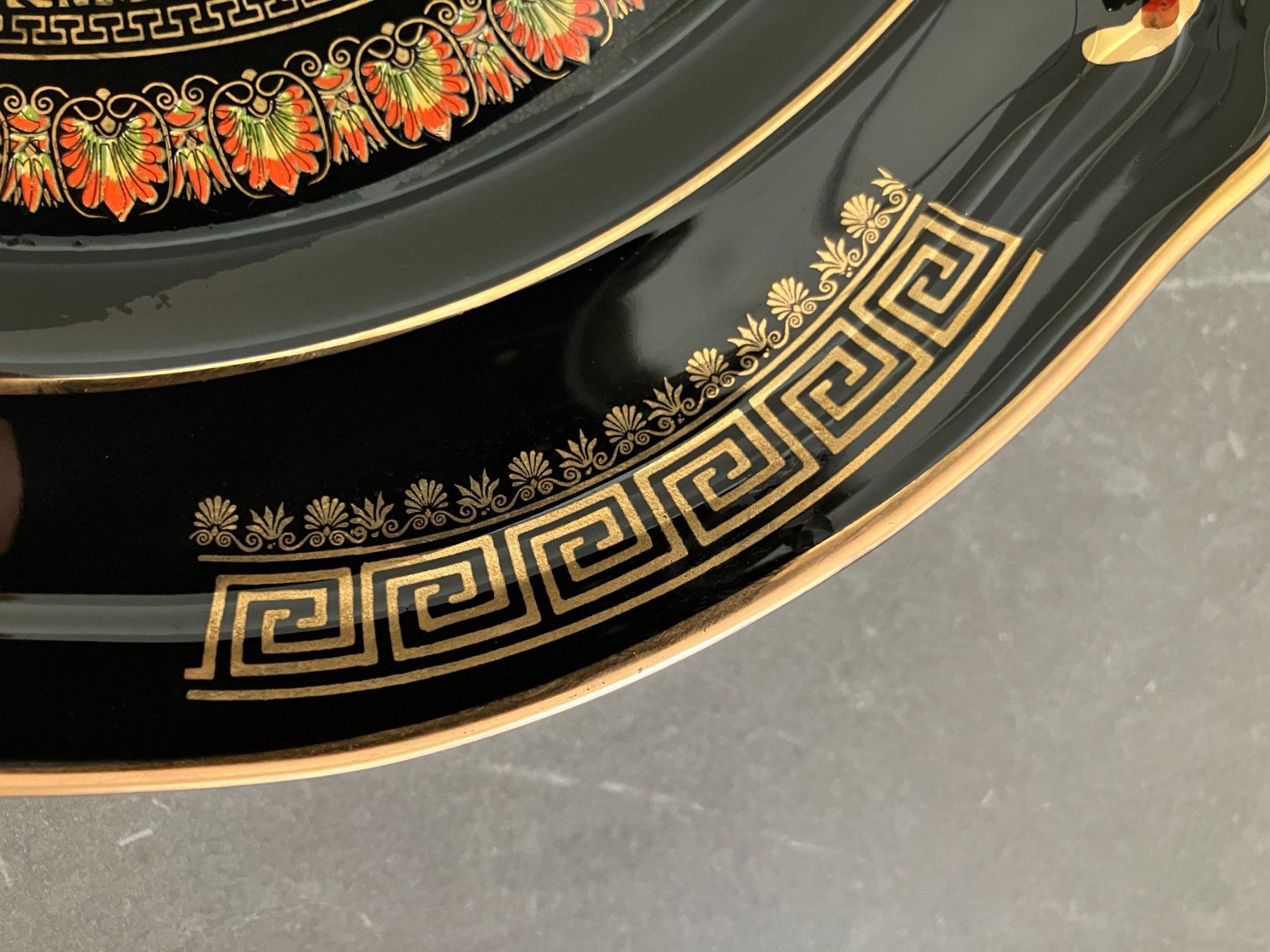 Piatti: Piatto decorativo nero e oro, stile greco antico – Usato da Origlio venduto da Zeto.81 2