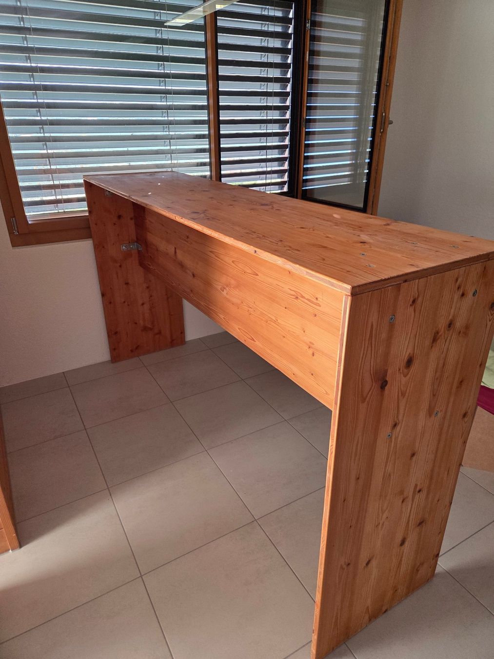 Ladenausstattungen & Messebau: Bartisch / Theke aus Holz – Gebraucht aus Krattigen von Technodrom