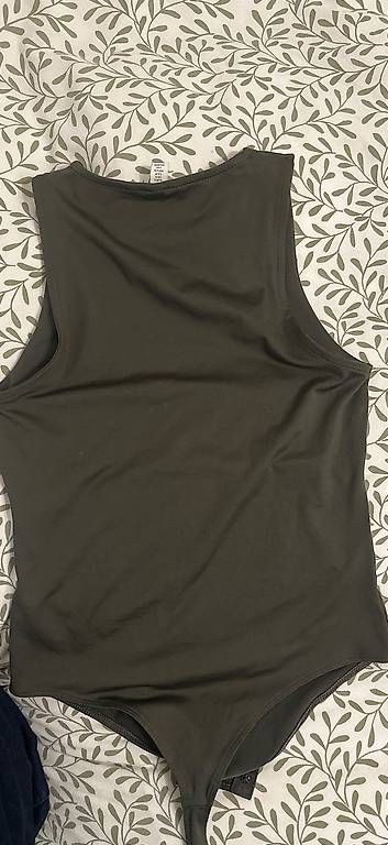 Top: Body kaki H&M  Taille S Comme neuf – Usato da Lausanne venduto da mar_7x9x 2