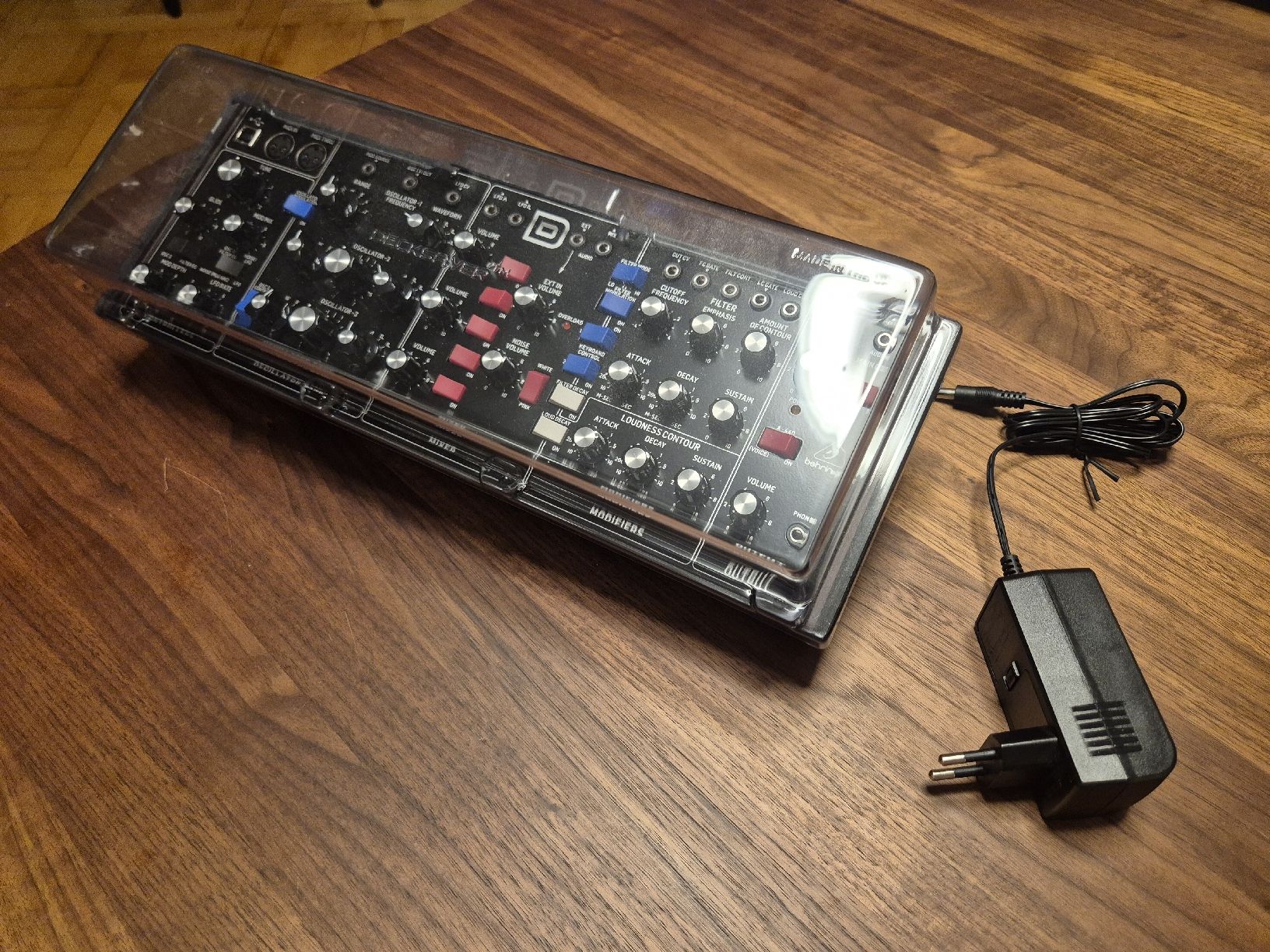 Behringer Strumenti musicali: Behringer Model D synthesizer like new & Decksaver – Nuovo (secondo la descrizione) da Lausanne venduto da sgo_vm6d 3