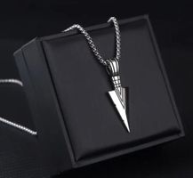 Collana con ciondolo a forma di freccia, acciaio inox