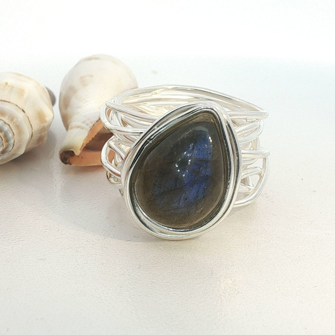Olga Ribler Anelli: Statement Spaghetti Ring mit Labradorit – Gr 58 – Nuovo (secondo la descrizione) da Luzern venduto da Schmuckoutlet 1