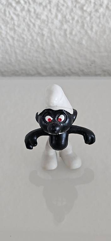 Statuette: Schlumpf schwarz verärgert – Usato da Kestenholz venduto da Schwogi