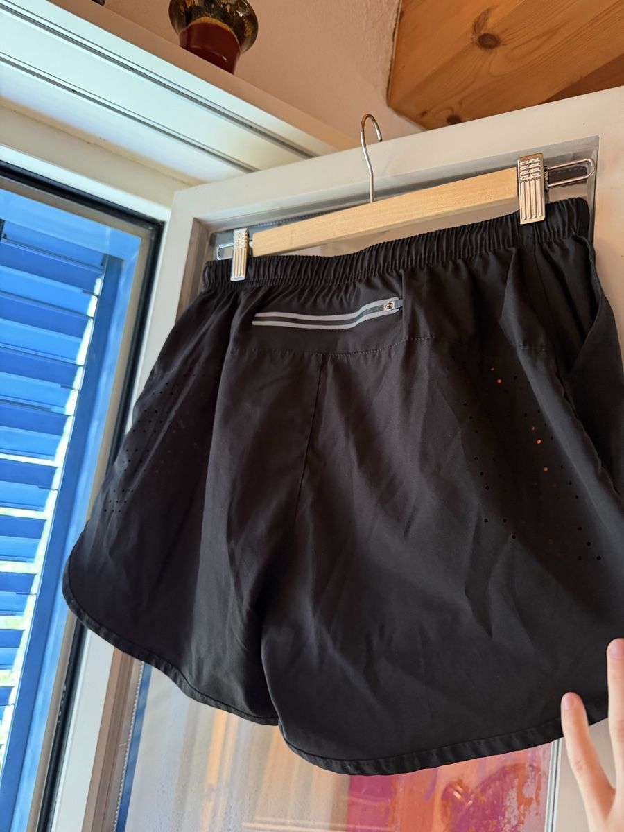 Hosen: Black running shorts with orange lining size M – Gebraucht aus Zürich von BettinaMarie2308 2