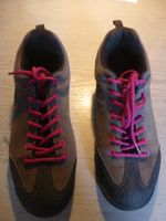 Wanderschuhe grau mit pinken Schnürsenkeln gebraucht