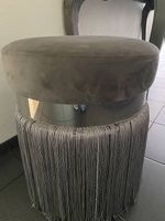 Sitzhocker mit Fransen