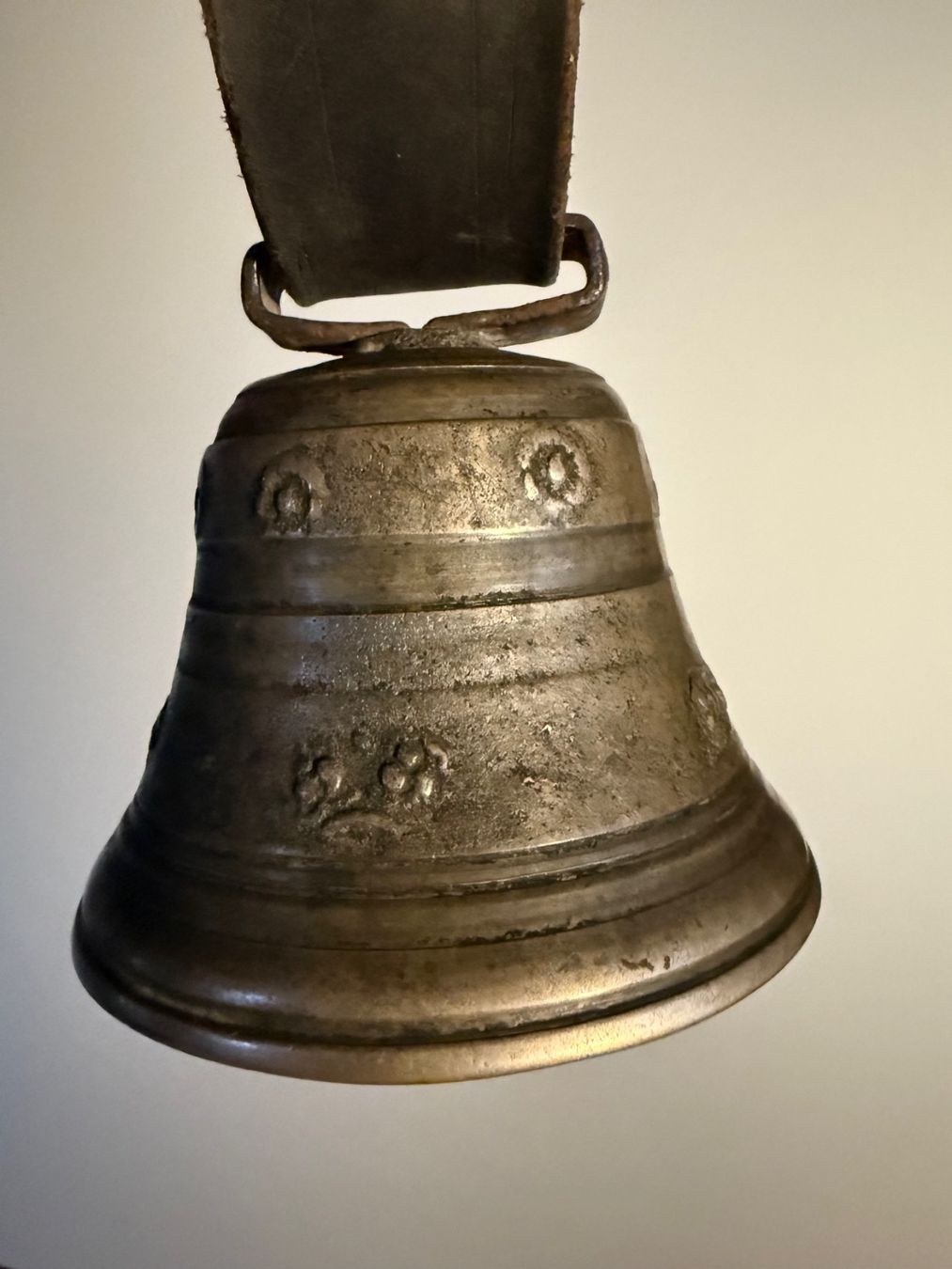 Glocken & Treicheln: Glocke: Antikes Schmuckstück mit 12 cm Durchmesser – Gebraucht aus Sils im Domleschg von schulti74