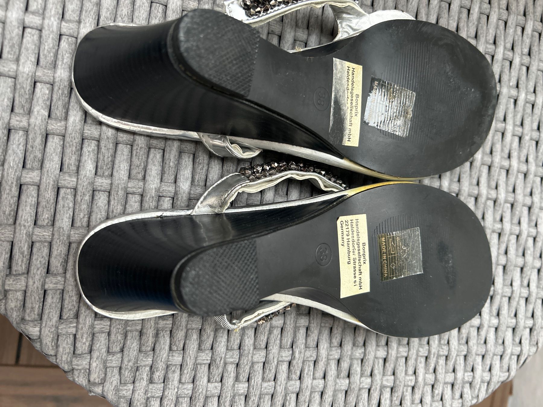 Damenschuhe: Silberne Sandalen Zehentrenner von bpc selection Gr. 38 – Gebraucht aus Brunnen von Nala2929 6