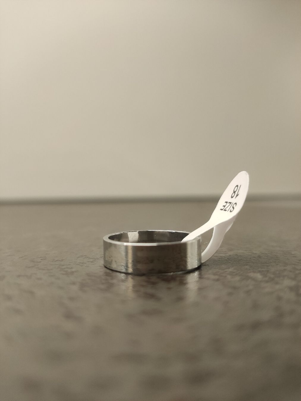Anelli: Silberfarbener Ring, Grösse 18, Neue , unisex – Nuovo e nell'imballaggio originale da St. Erhard venduto da Lauko123 1