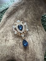 Elegante Brosche mit blauem Stein