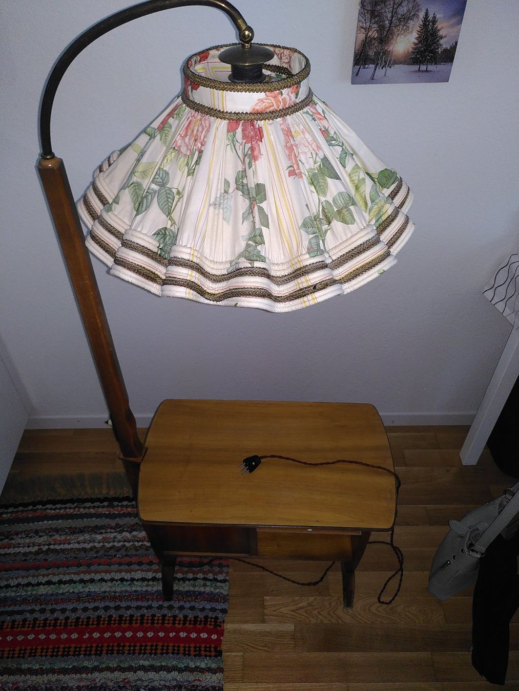 Nachttische: Antiker Beistelltisch mit Lampe – Gebraucht aus Russikon von kaufenkaufenkaufen