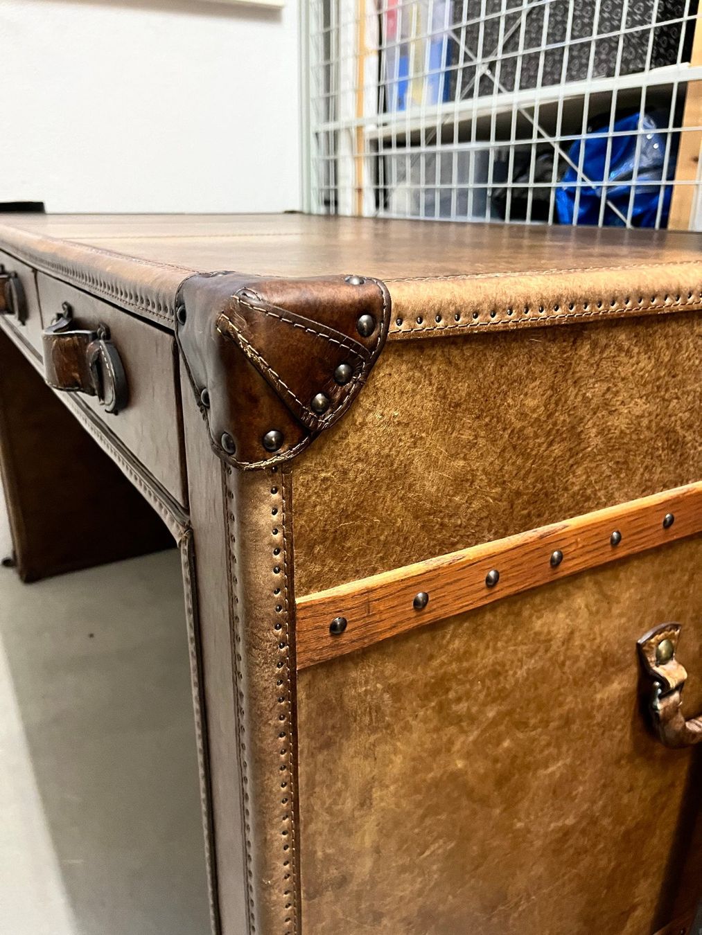 Scrivanie: Vintage leather writing desk in excellent condition – Usato da Zürich venduto da Keandro 1