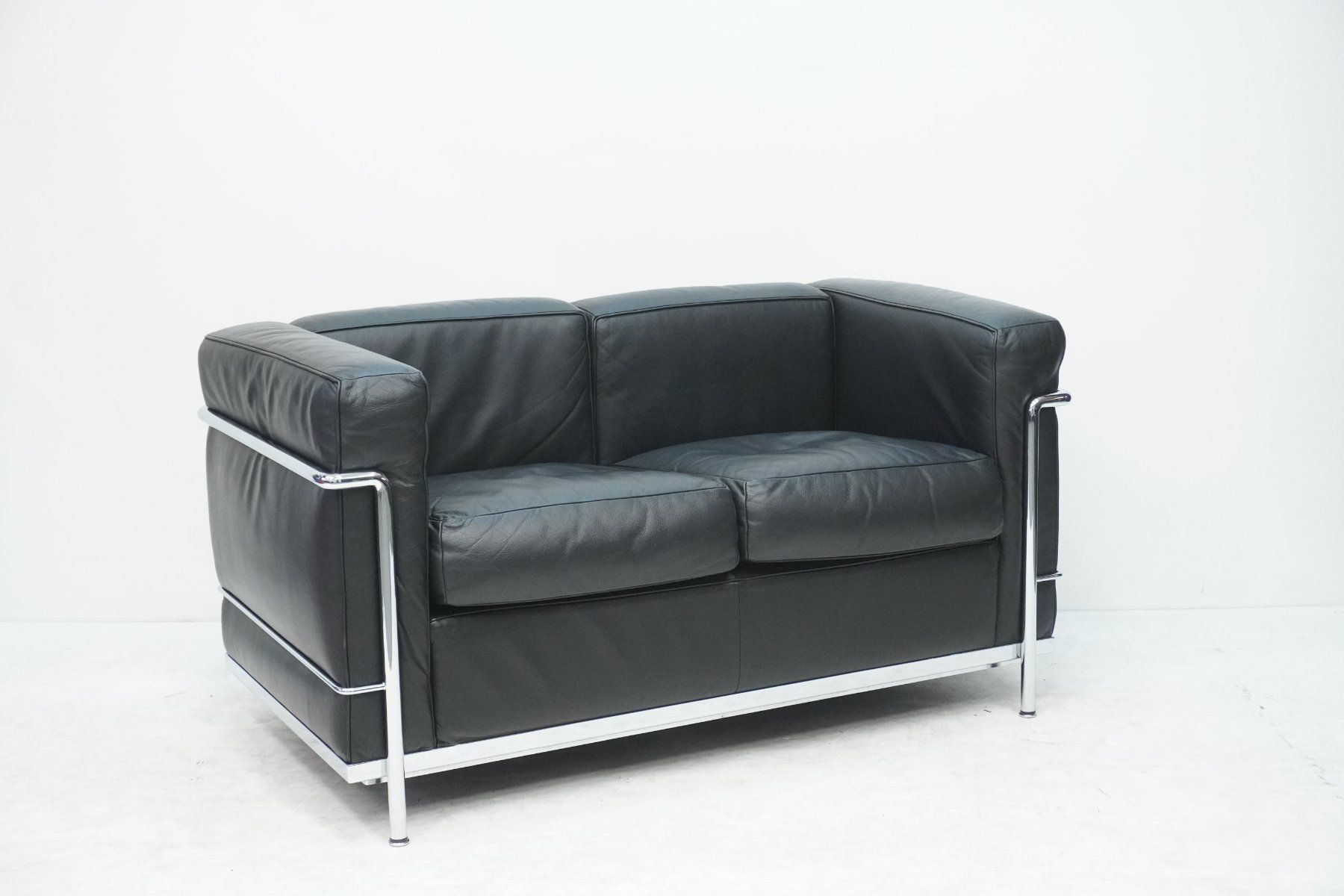 Cassina Sofas: Cassina LC2 2er Sofa Le Corbusier Leder schwarz – Gebraucht aus Bad Zurzach von QLASSIQ 1