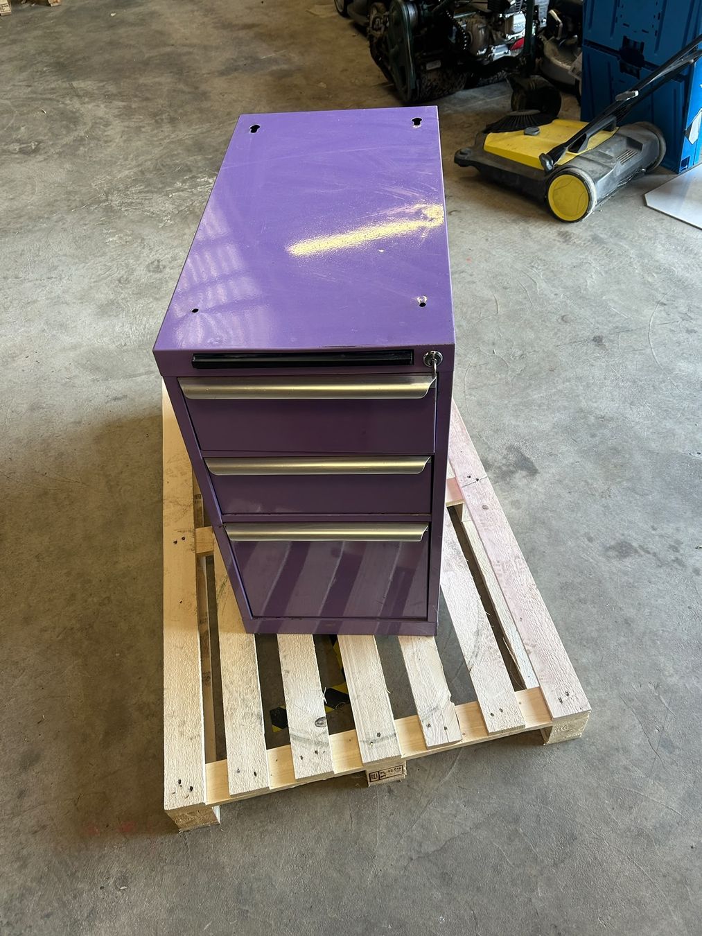 Armadi: Caisson 3 tiroirs violet état d'usage – Usato da Courgenay venduto da styve1988 1