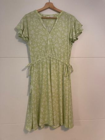 Sommerliches Kleid von MANGO Grün mit Blumenmuster