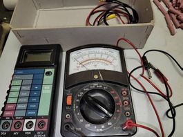 A vendre deux multimètre retro. 1x analogique + 1x numerique