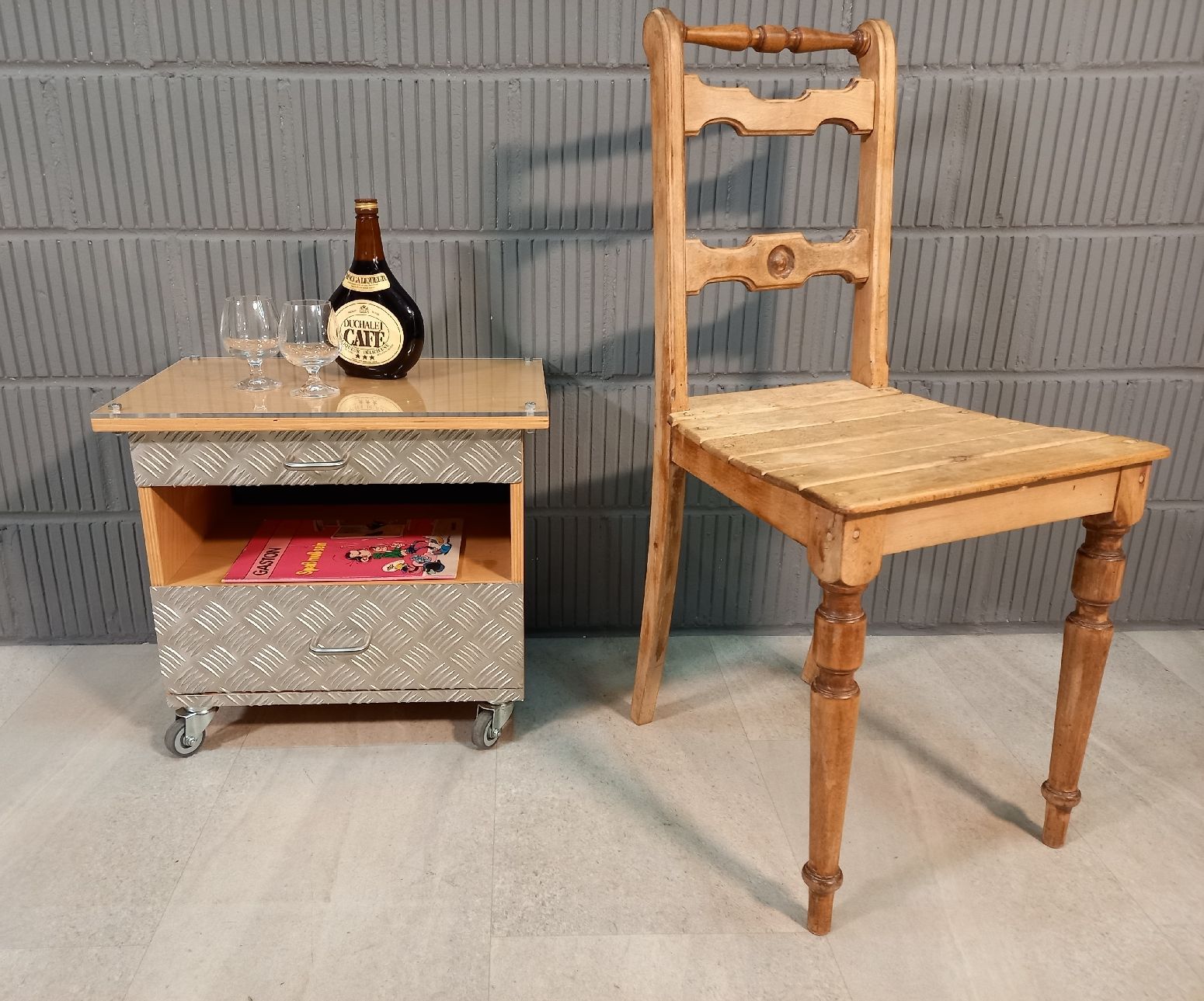 Nachttische: Holz-Riffelblech Night-Stand. Kommode Nachttisch Rollbar – Gebraucht aus Nottwil von Wondewa-Shop 7