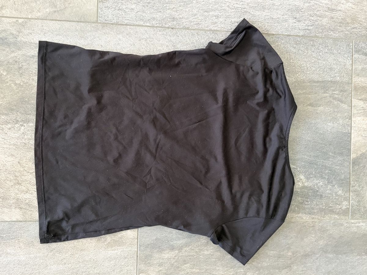 H&M T-shirts: 2 H&M Oberteile, Grösse S – D'occasion à Wängi par rose259 8