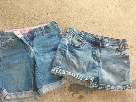 Deux shorts en jean taille 110 bon état