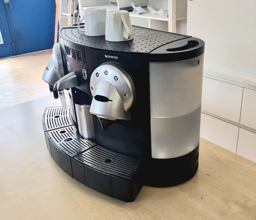 Nespresso Gemini CS220 Pro + 31 Tassen und Unterteller (Gebraucht) in ...