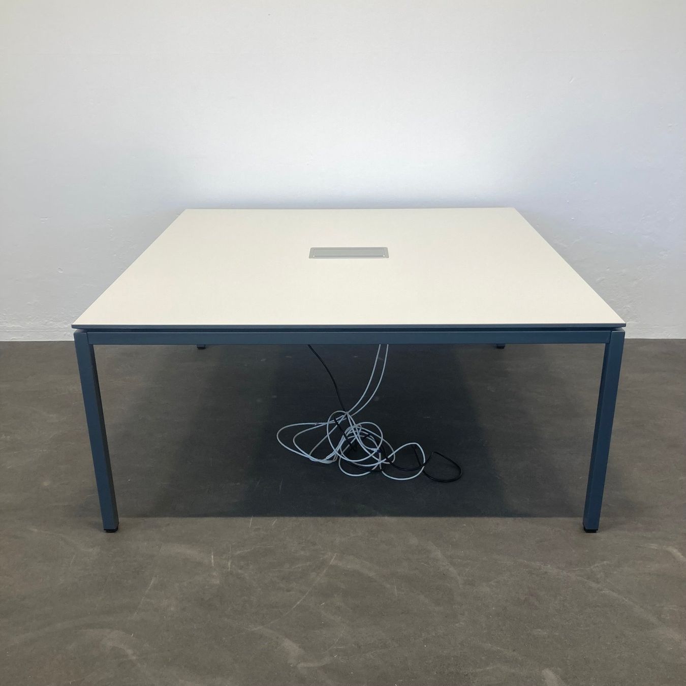 Lista Scrivanie: Lista Office LO Motion Sitzungstisch 1600x1600 mm - Weiss – Usato da Schönenwerd venduto da mcofficeshop
