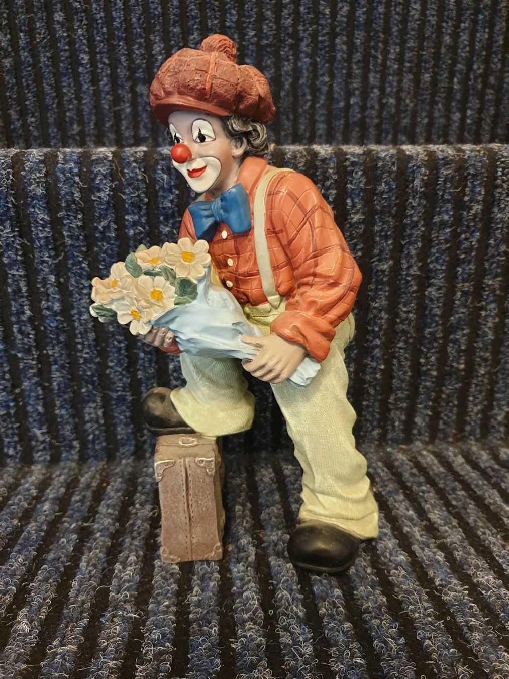 Statuette: Gilde Clown mit Koffer und Blumenstrauss – Usato da Birmenstorf AG venduto da 541300 3