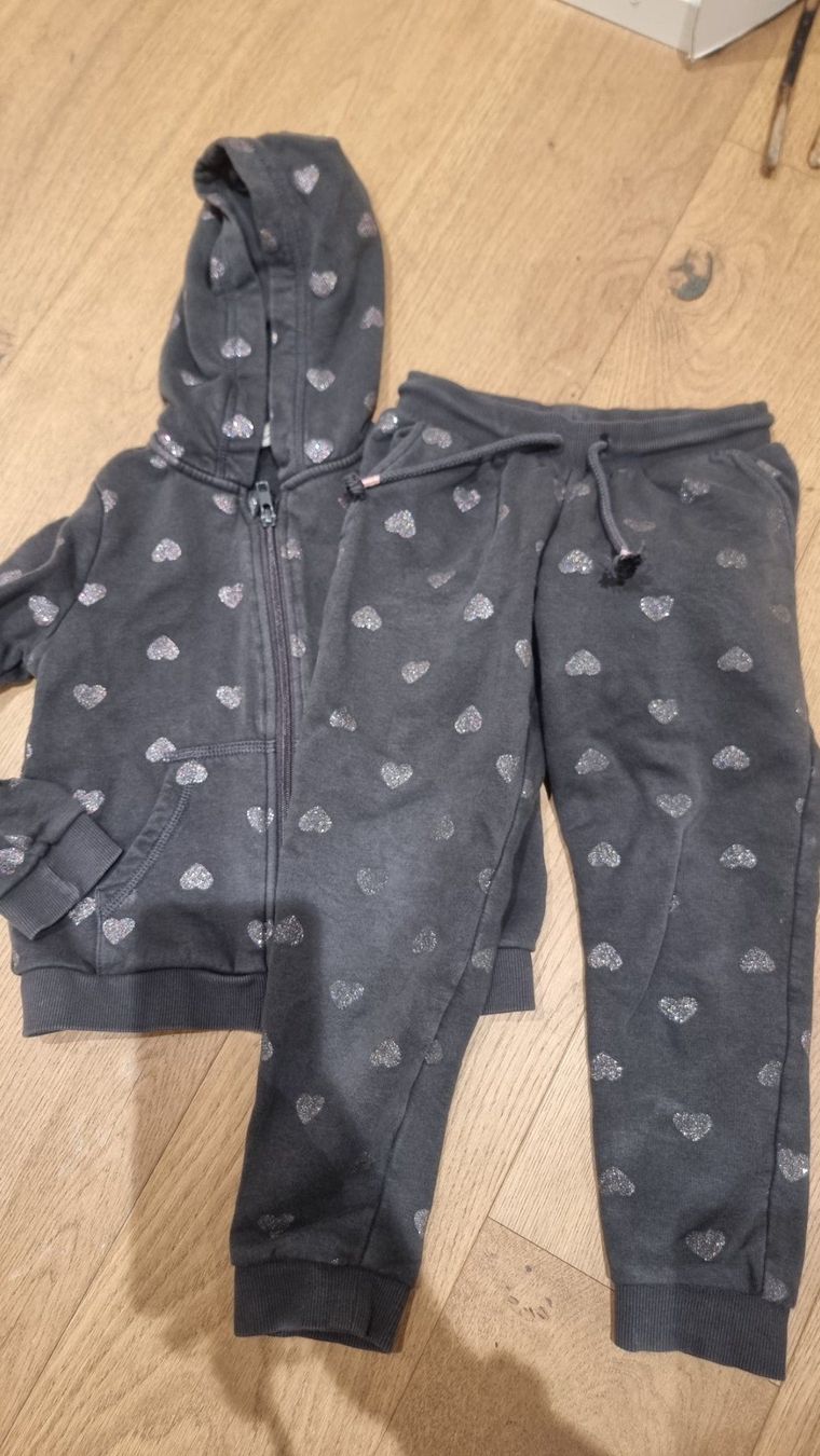 H&M Lotti & Set di vestiti: H&M Trainingsanzug, 110/116 – Usato da Buttikon SZ venduto da Limo180