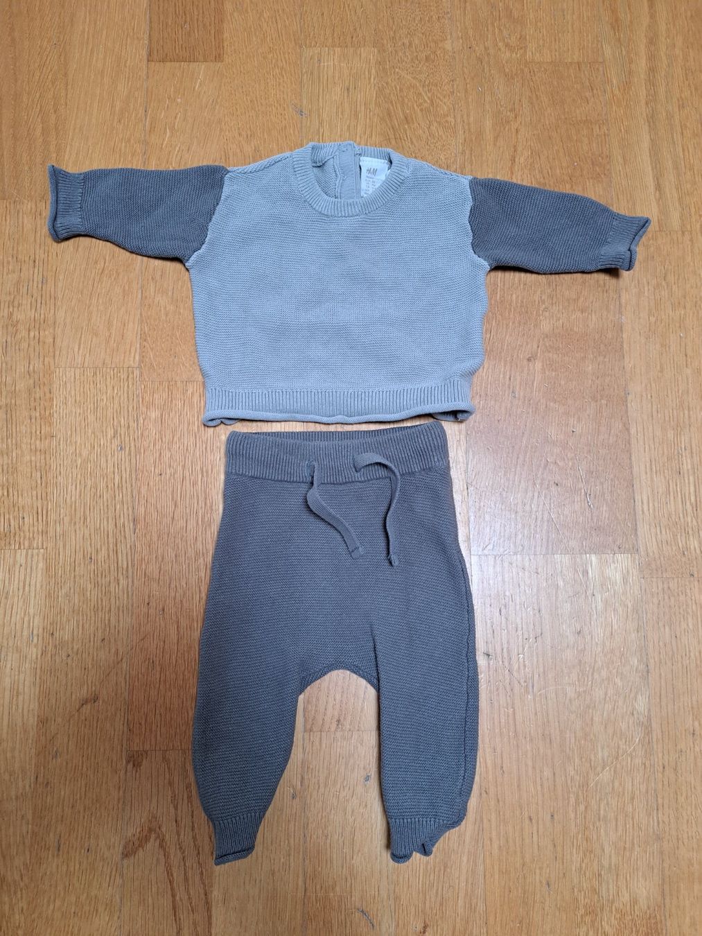 H&M Pantaloni: 2 teiliges Baumwollset, Babyhose und Pullover, Gr.50 – Nuovo (secondo la descrizione) da Büren an der Aare venduto da trecine