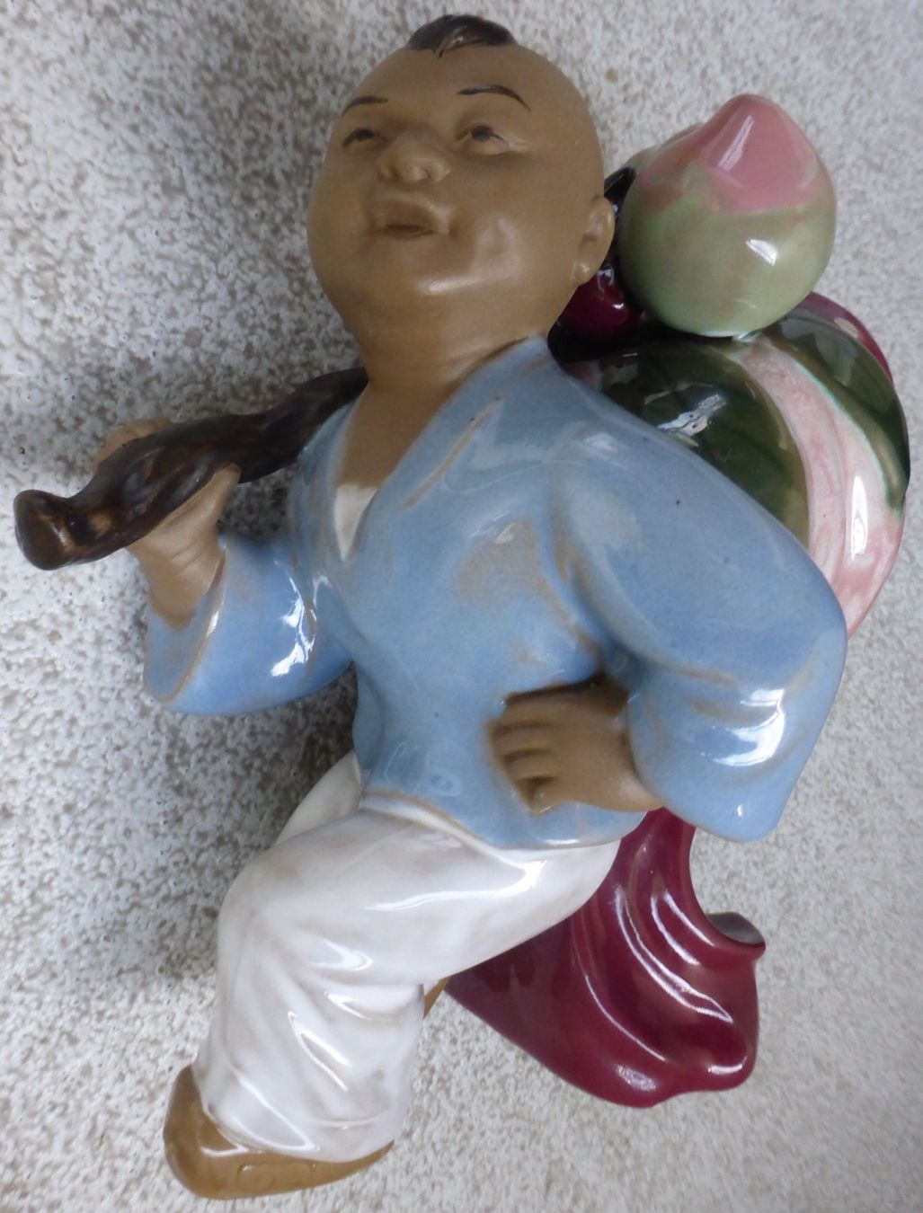 Statuette: INTERESSANTER MONGOLISCHER MAN---MIT PFIRSICHE,--18 x 16 CM – Usato da Zürich venduto da tritonis 5