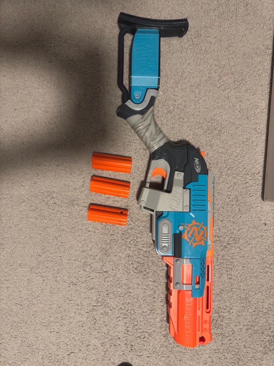 Nerf Jouets: Zombie nerf sledgefire – D'occasion à Bonaduz par SanOgg79 1