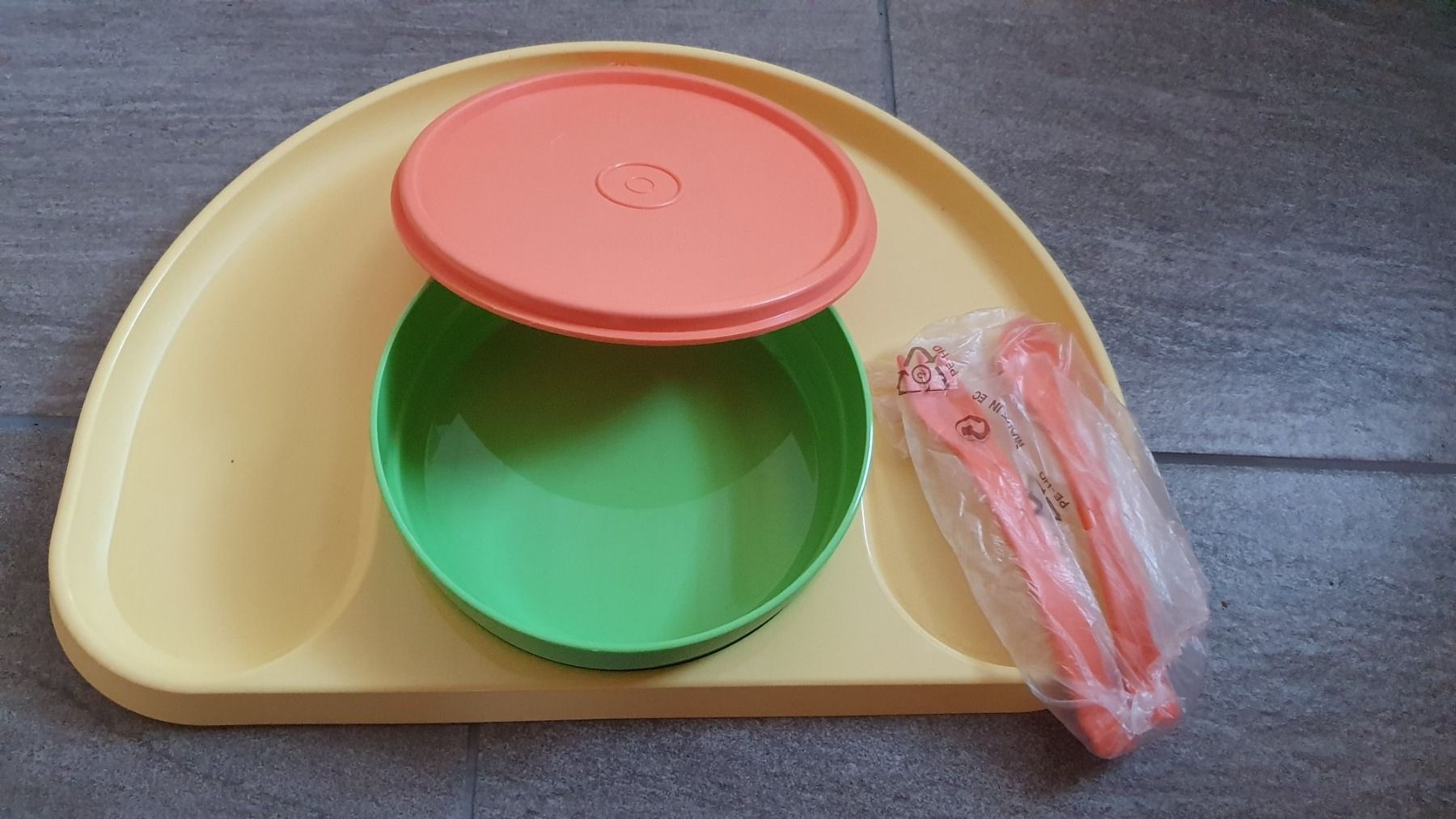 Tupperware Contenitori & Simili: Tupperware Kinderteller, Besteck und Halter (Ess Set) – Nuovo (secondo la descrizione) da Belp venduto da piccolo63