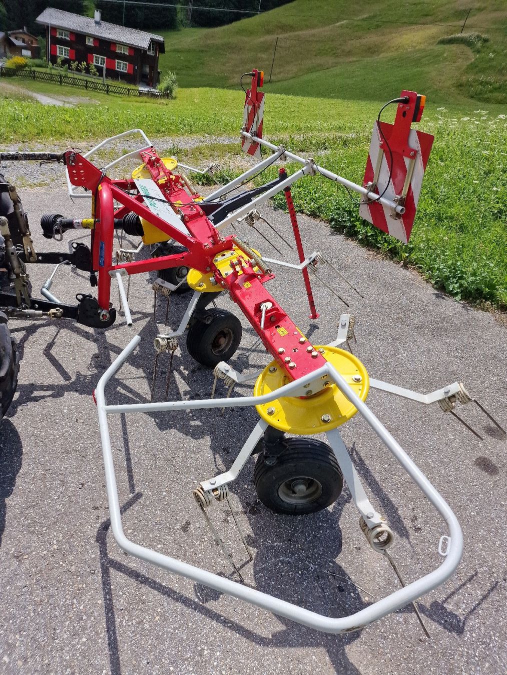 Tutte le macchine: Pöttinger Kreiselheuer – Usato da St. Antönien venduto da Stricker0706 2