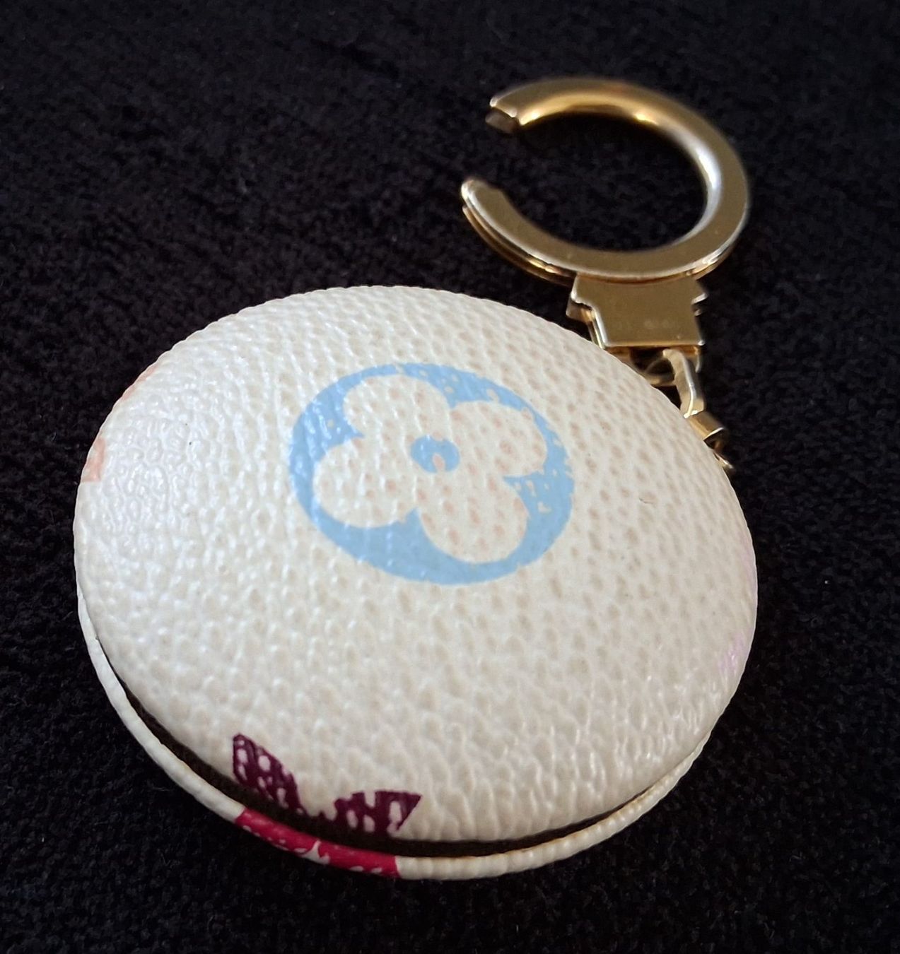 Louis Vuitton Schlüsselanhänger & - bänder: Louis Vuitton Murakami Astropill Key Ring Multicolore Weiss – Gebraucht aus Küttigen von soldolino 2