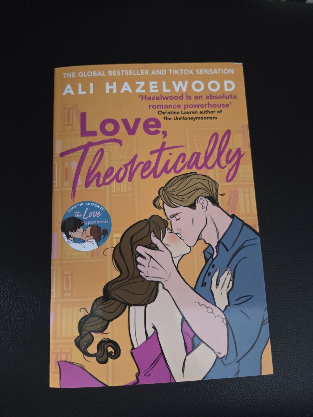 Libri: Love, Theoretically - Ali Hazelwood – Nuovo (secondo la descrizione) da Nyon venduto da direwolf97
