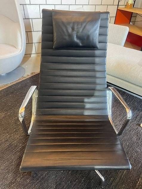 Vitra Poltrone: Vitra Eames Aluminium Chair EA 124 schwarz – Usato da Zollikofen venduto da OberliAG 2