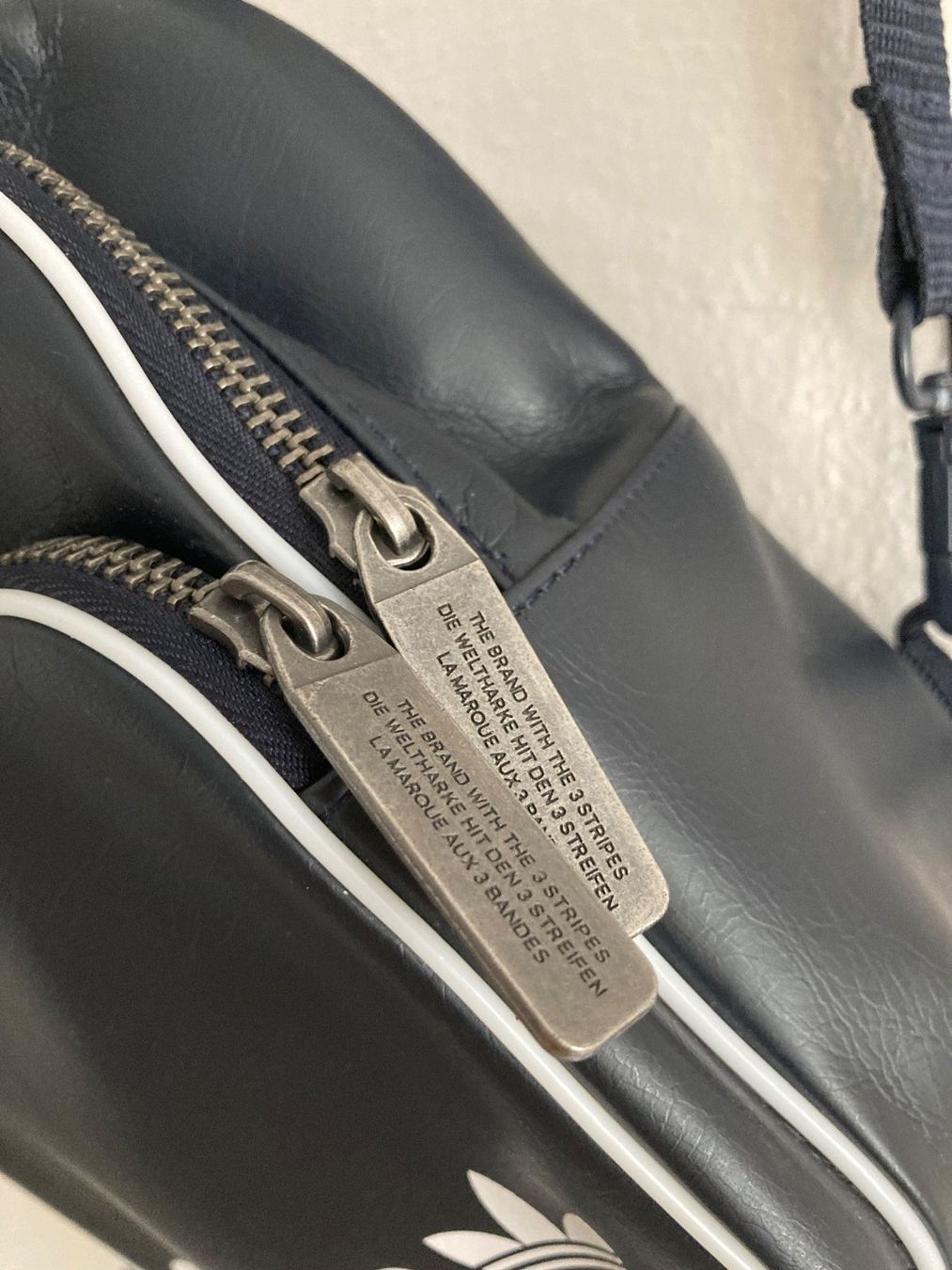 Adidas Zaini: Adidas Rucksack dunkelblau und weiß – Usato da Brione Verzasca venduto da pulci22 2